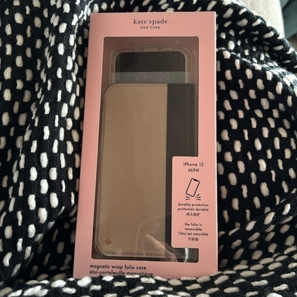 Kate Spade New York Iphone  magnetic wrap folio case beige an black 2case